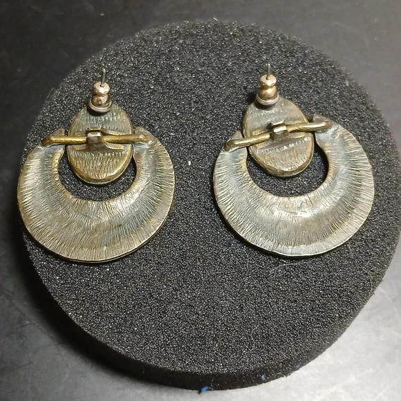 Vintage Hoop Dangle Earrings Brass Tone Filigree With Emerald Color - Picture 3 of 5